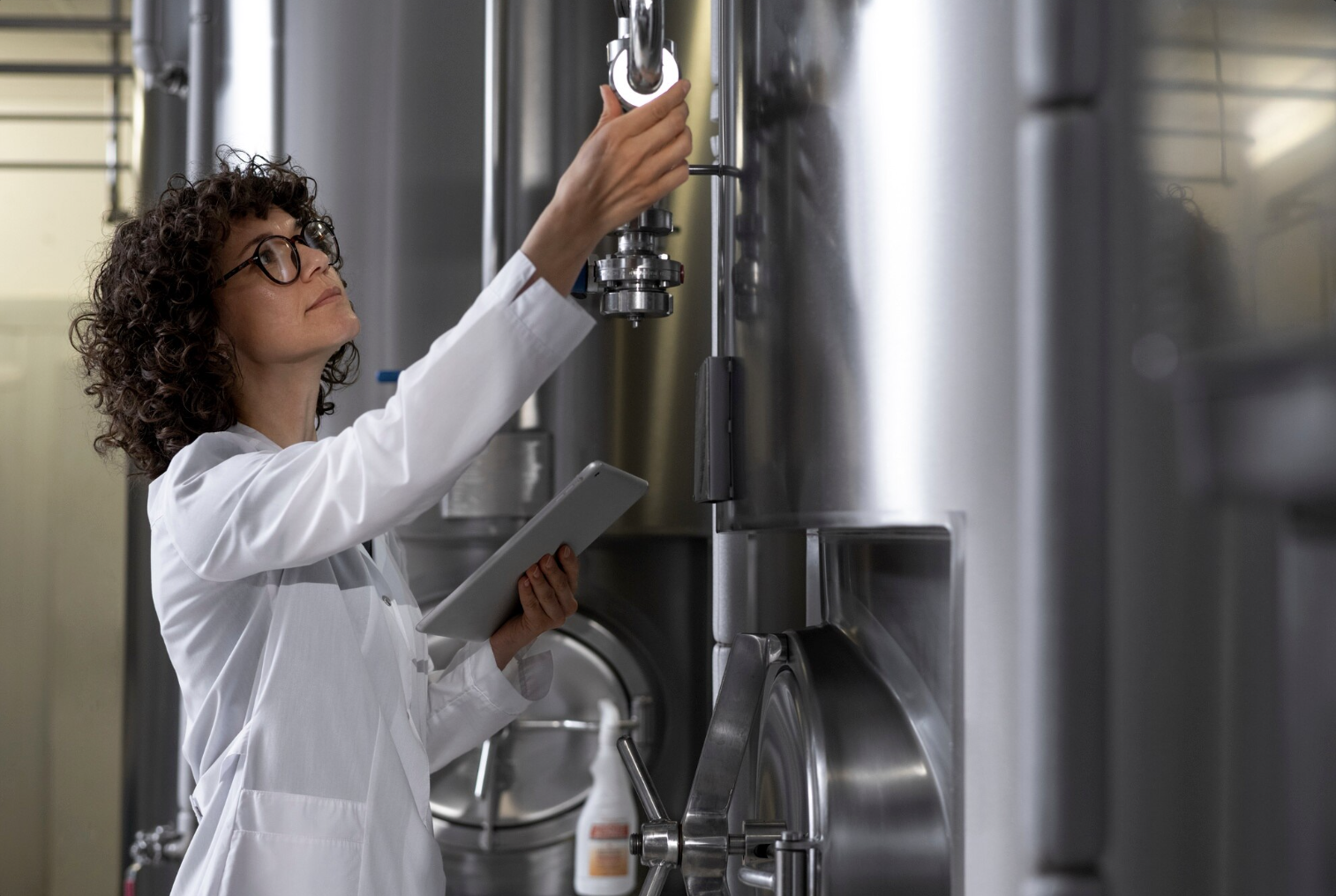 Wissenschaftlerin arbeitet mit Industrieanlage